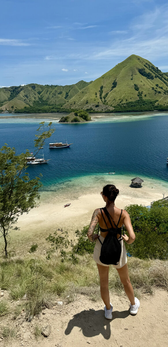 Karolina patrząca na zatokę z łódkami, Indonezja
